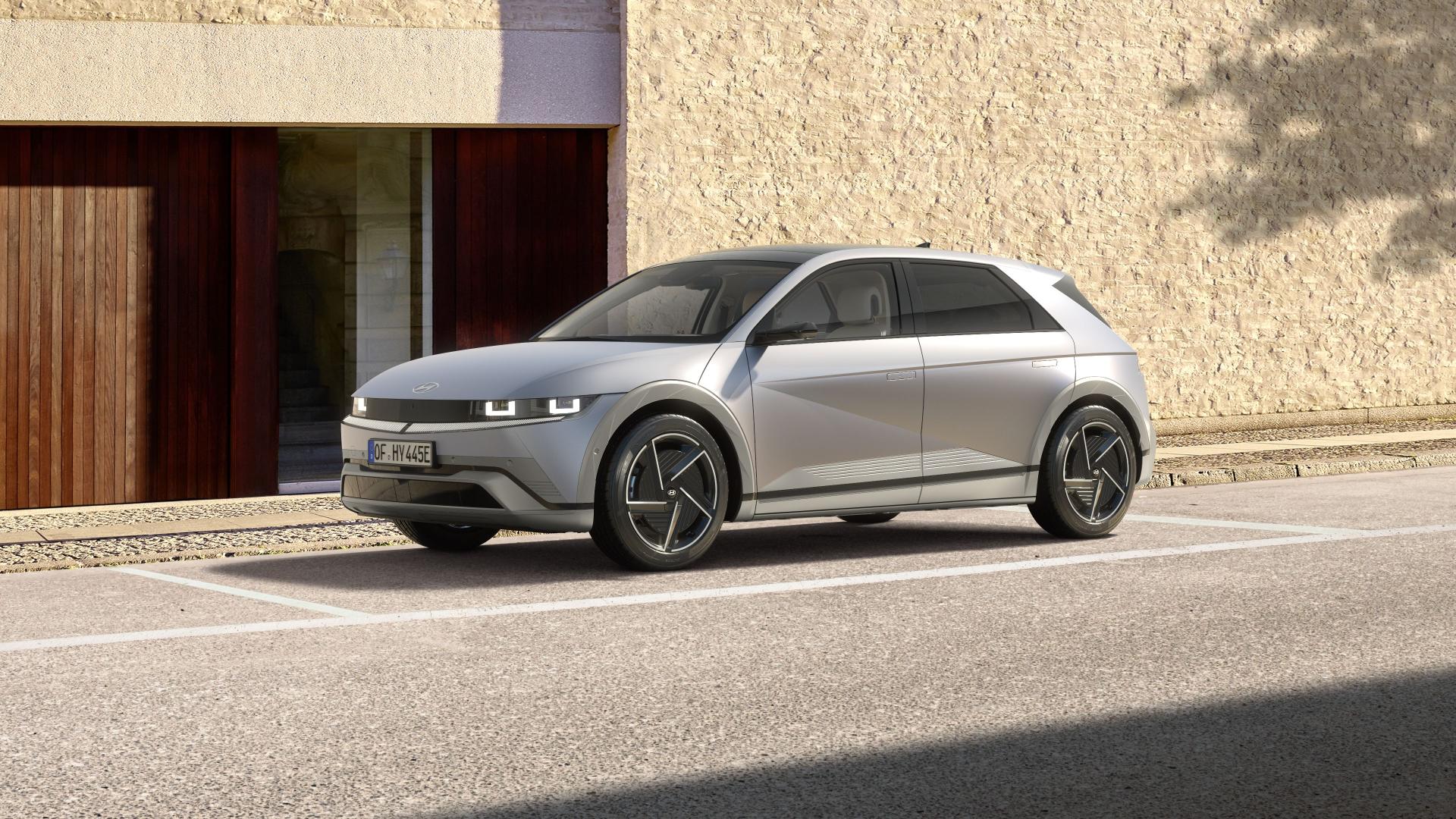 Hyundai IONIQ 5 in silver, front three-quarter view. Photo: Hyundai Newsroom, hyundai.news/de/bilder-videos/bilder.