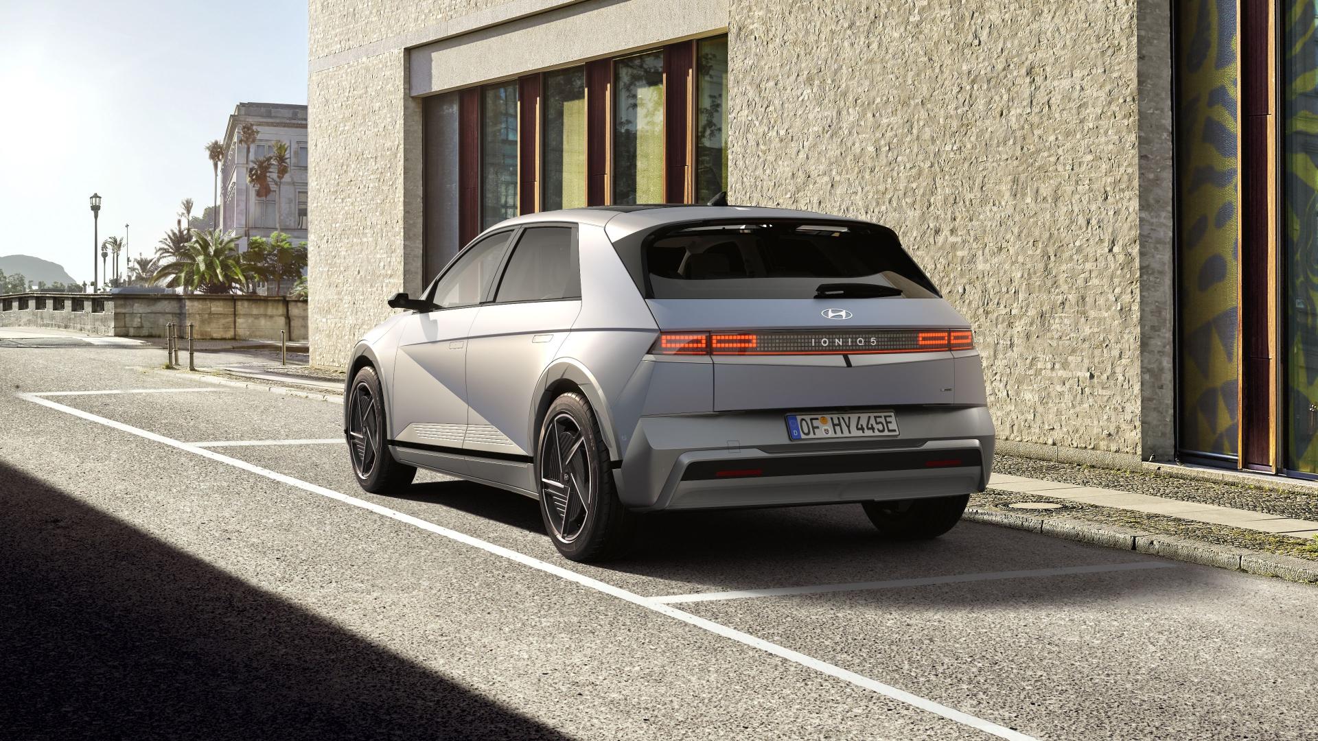 Hyundai IONIQ 5 from the rear three-quarter angle. Photo: Hyundai Newsroom, hyundai.news/de/bilder-videos/bilder.