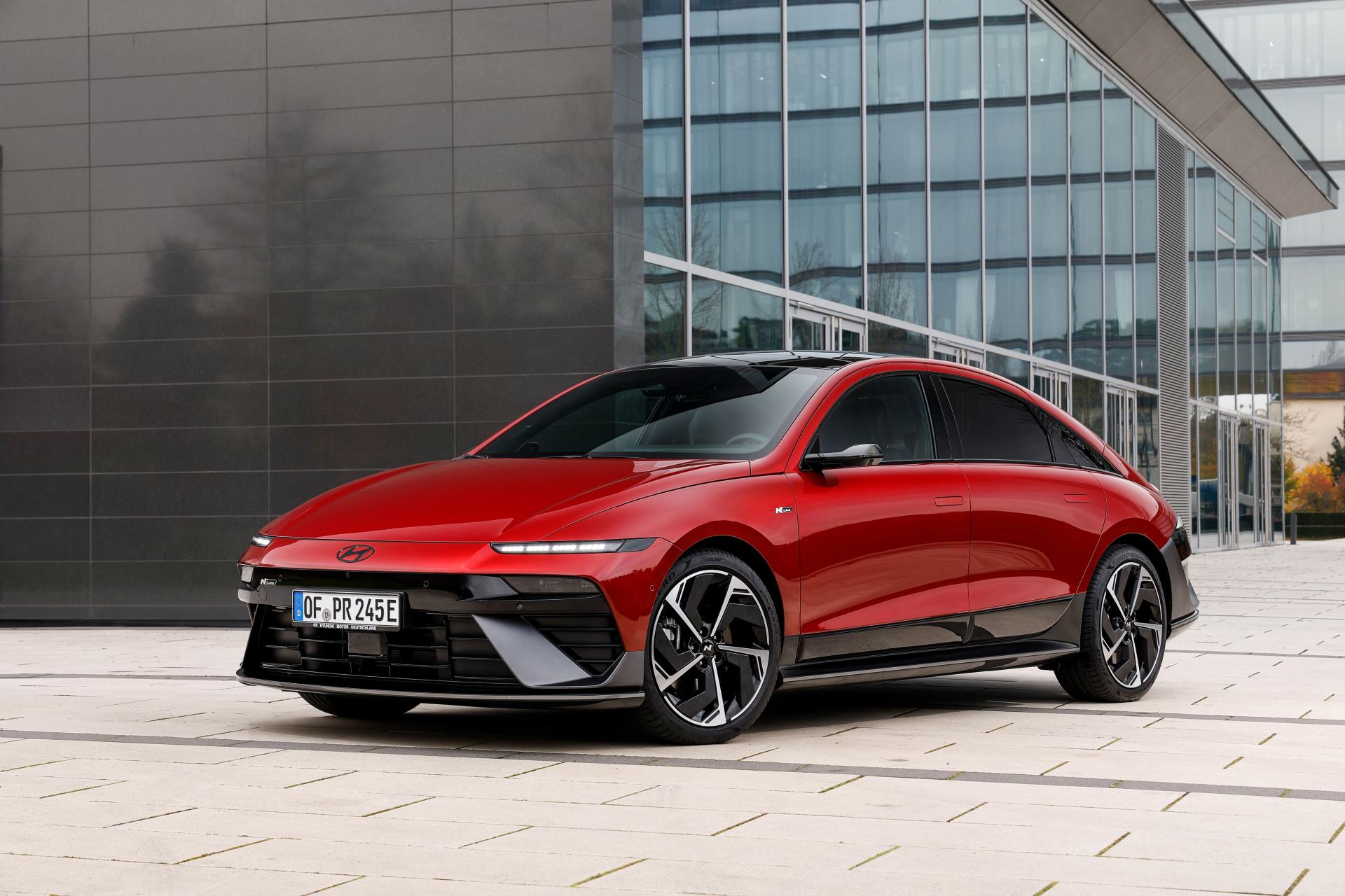 Hyundai IONIQ 6 in red, front three-quarter view. Photo: Hyundai Newsroom, hyundai.news/de/bilder-videos/bilder.