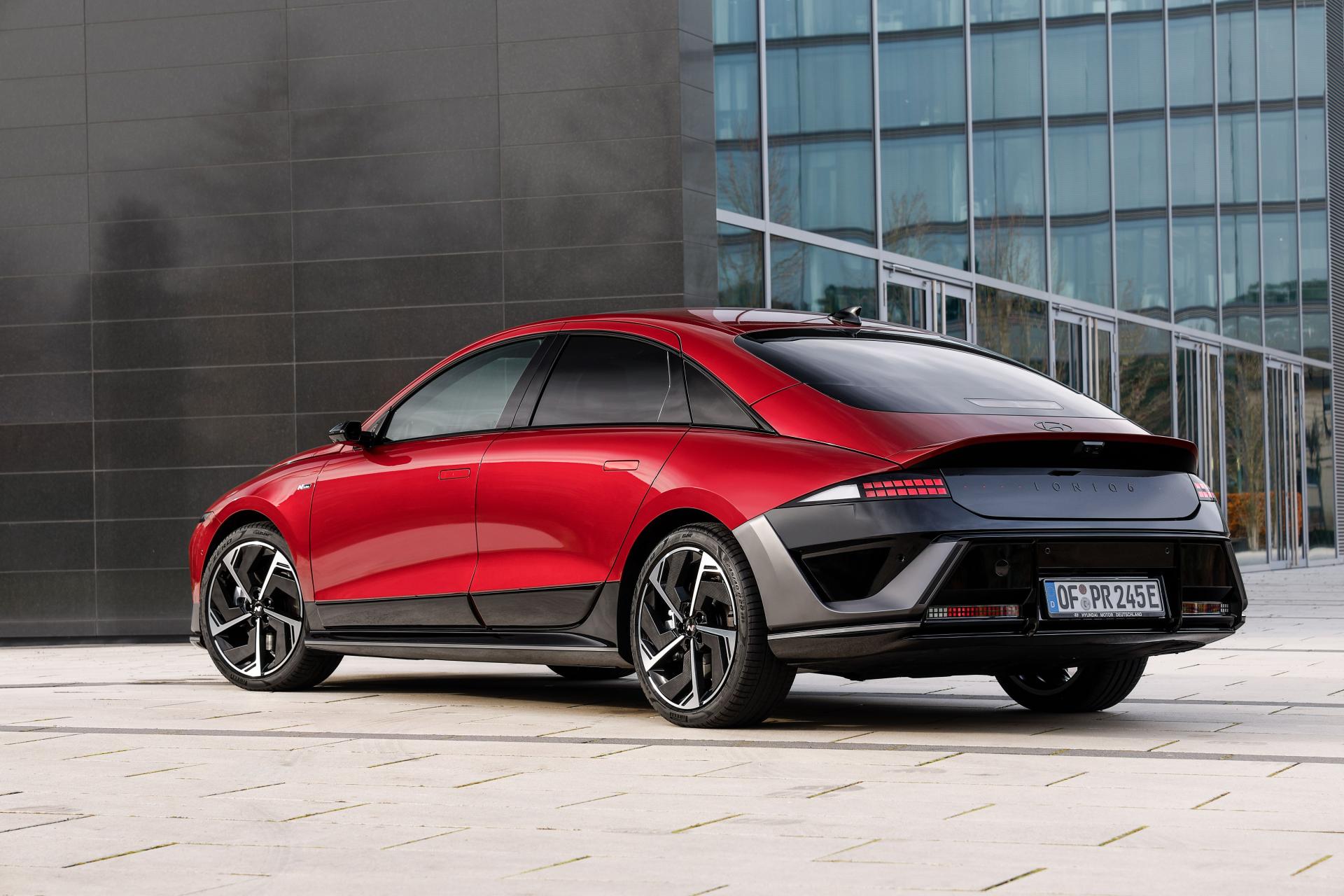 Hyundai IONIQ 6 from the rear three-quarter angle. Photo: Hyundai Newsroom, hyundai.news/de/bilder-videos/bilder.