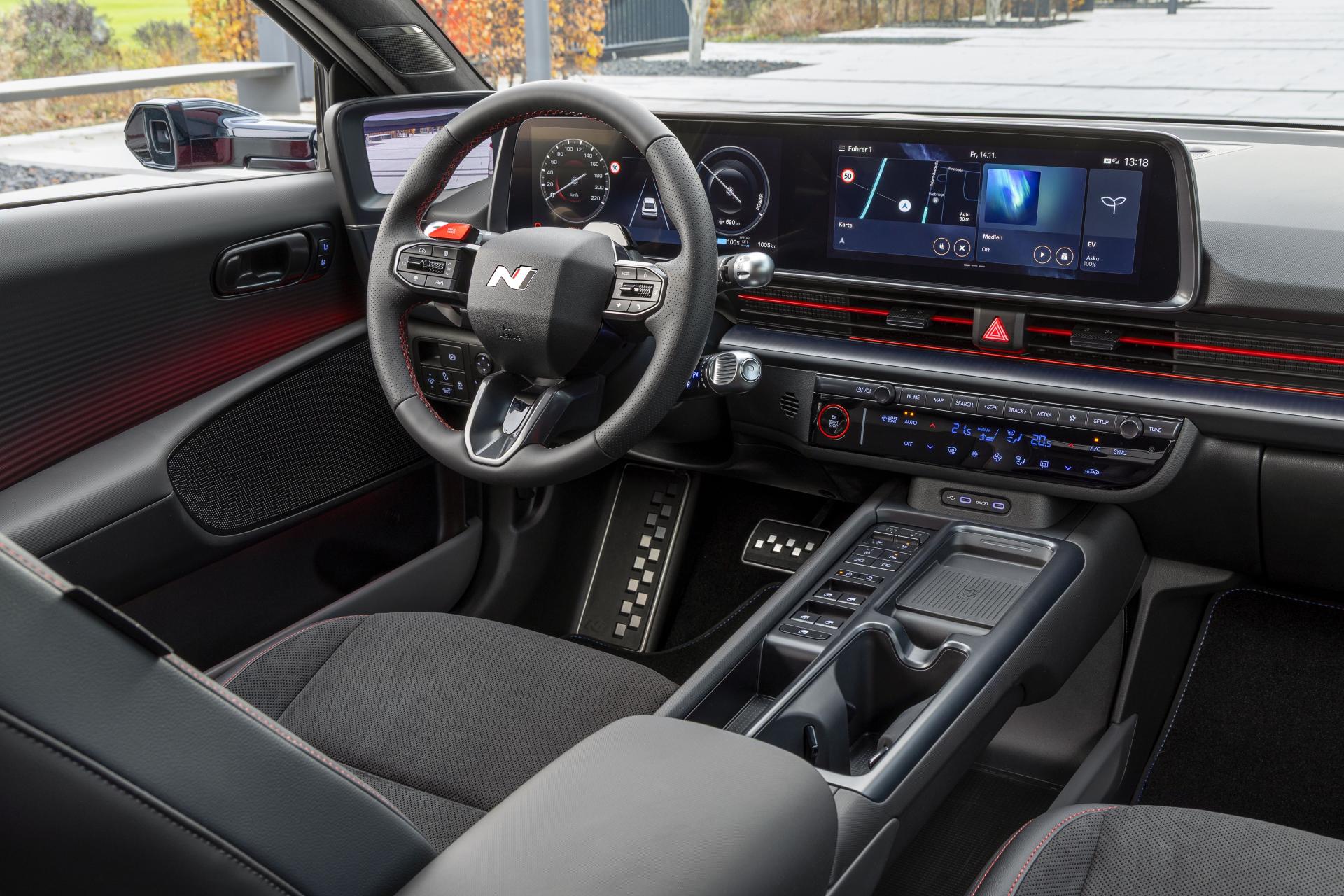 Hyundai IONIQ 6 cabin, showing the dashboard and centre display. Photo: Hyundai Newsroom, hyundai.news/de/bilder-videos/bilder.