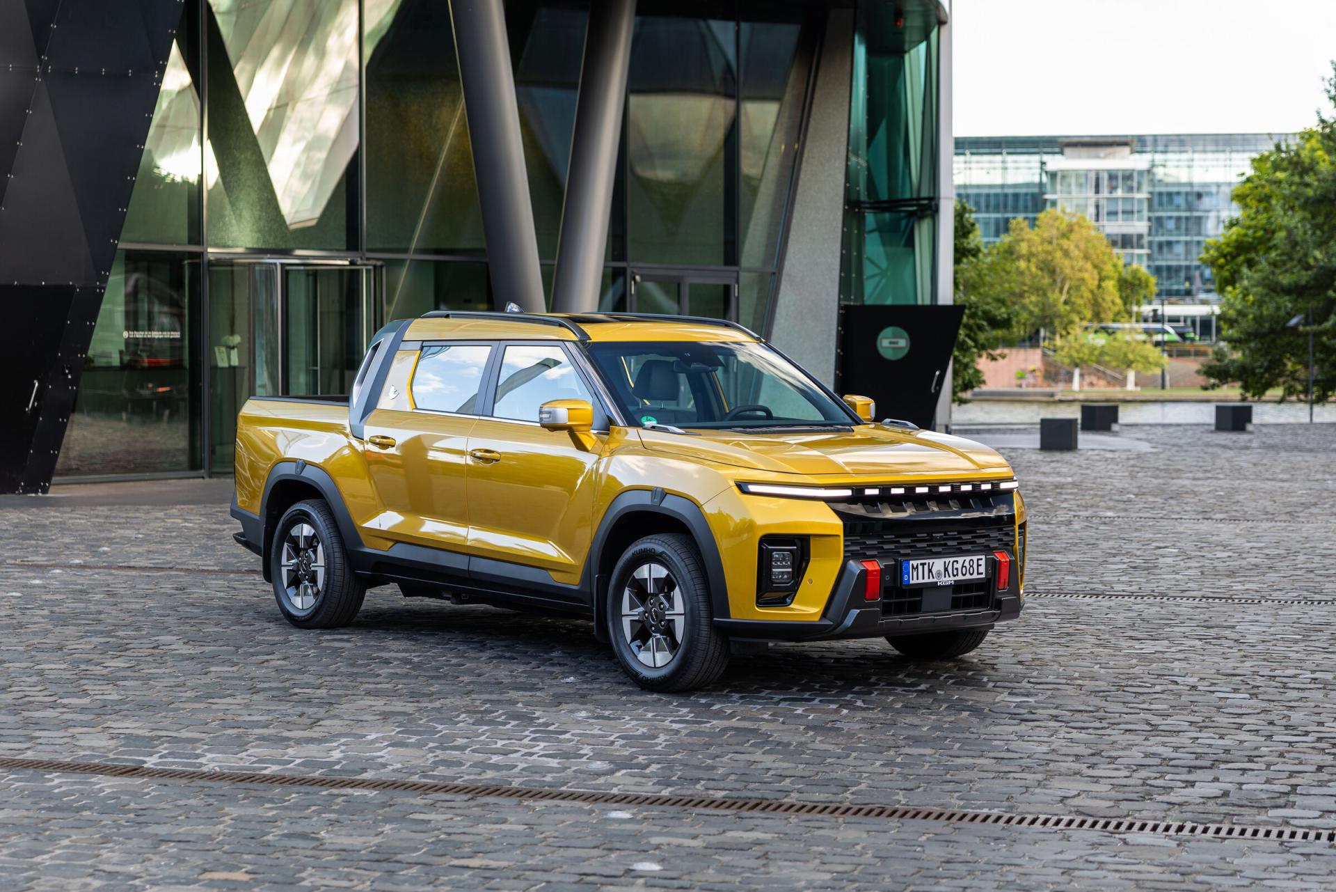 KGM Musso EV 80,6 kWh AWD, front three-quarter exterior view. Photo: KGM Newsroom, newsroom.kgm.de.