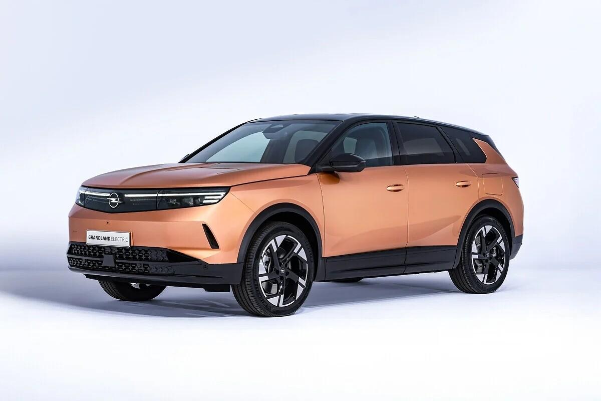 Opel Grandland Electric, front three-quarter exterior view. Photo: Stellantis Media, media.stellantis.com.