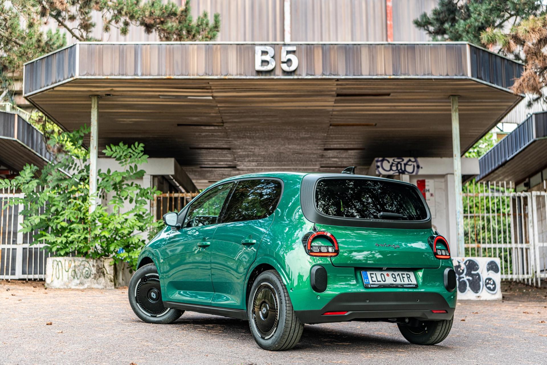 Renault Twingo E-Tech Electric, rear three-quarter exterior view. Photo: Renault Presse-Service, presse.renault.de.